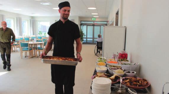 Jesper Hansson är en av två kockar i restaurangen, som även är öppen för allmänheten. Vårdcentralen Näsets läkargrupp finns på bottenplan.