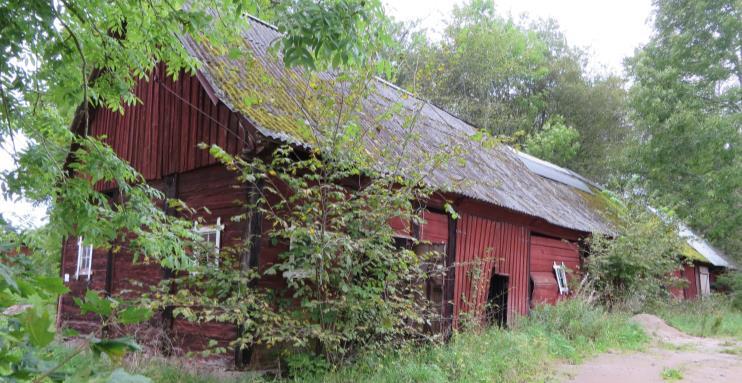 Gårdens ladugård är byggd i skiftesverk på traditionellt sätt, och är