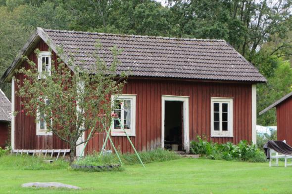På gården finns två ålderdomliga