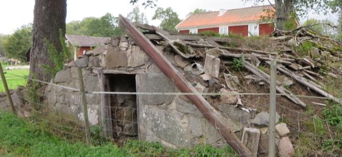 Stenkällare till ödegården, med granngårdens