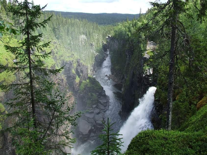 Hällingsåfallet ligger i Hällingsån och är 42 meter högt. Ån forsar vidare genom en 800 meter lång kanjon.