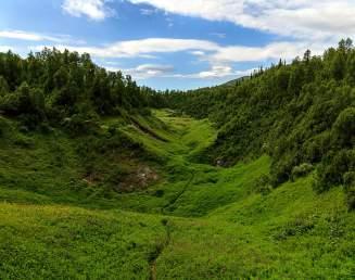 Naturreservat i Frostviksfjällen Bjurälven Den vindlande och delvis underjordiska älven underminerar marken i ett dramatiskt landskap med kraterliknande gropar och bubblande vatten.