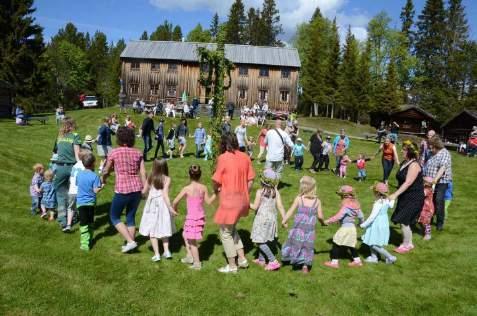 00 14.00 Båtfisketävling (anmälan från 1 0. 00) kl 10.00 13.00 Dans kring midsommarstången och tårtbuffé kl 14.00 16.