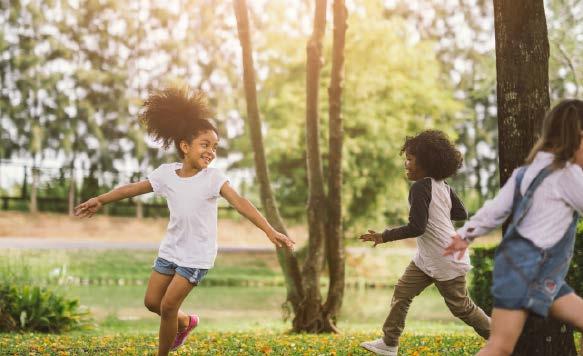 Förskolan planeras i souterräng mot slänten i Skansparken och erbjuder naturnära lek ihop med spännande ljusarkitektur via sina atriumgårdar.