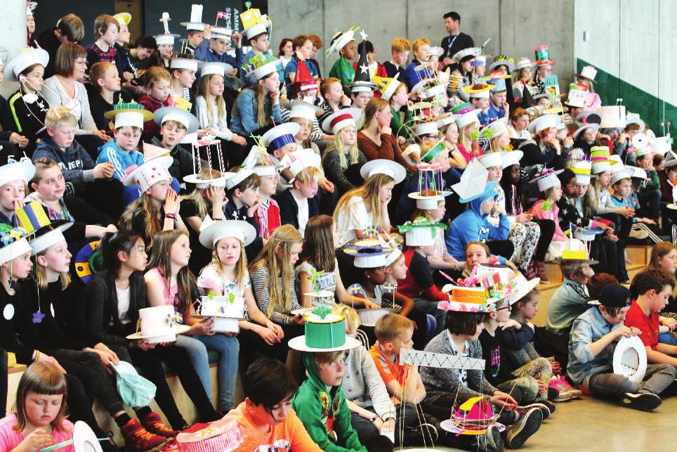 Danska barn under de avslutande festligheterna i Århus. också med specialskapat fotobildspel. Väl på plats i Århus hade klassrummet en uppsättning pysselmaterial och redskap som fick utnyttjas fritt.