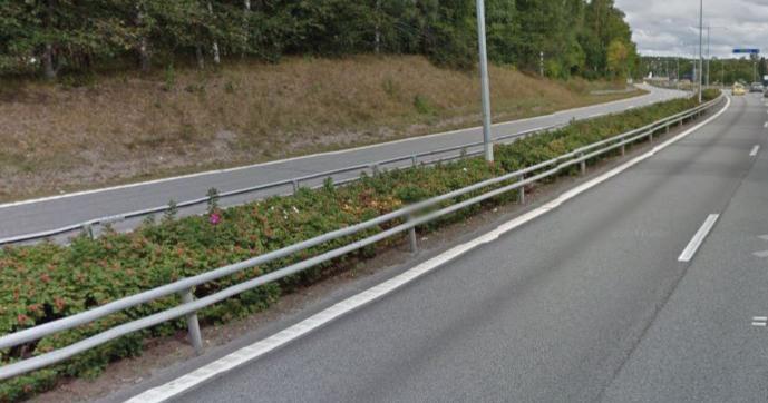 6.2 Dagvatten och diken Mittremsan anläggs med gräs med svackdike både för att ge vägrummet ett mjukare intryck och som renade yta för vägdagvatten. 6.