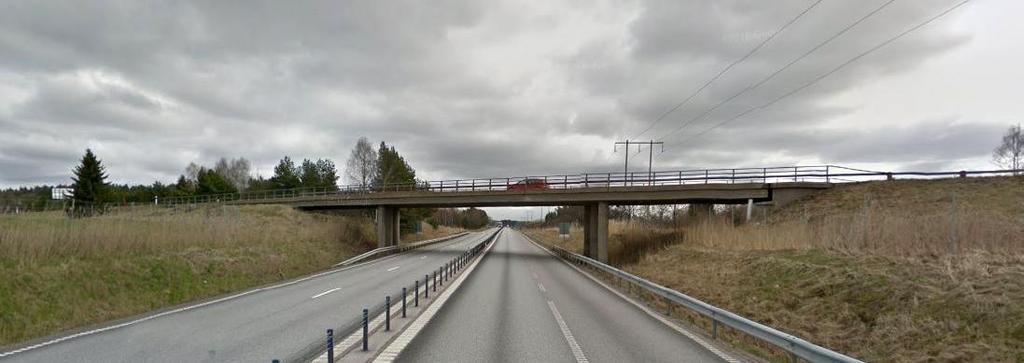 Denna utformas på ett enkelt sätt med en lätt väld gräsyta på 60 cm som styr trafiken och skapar en tydlighet med trafikplatsen och ger god översikt.