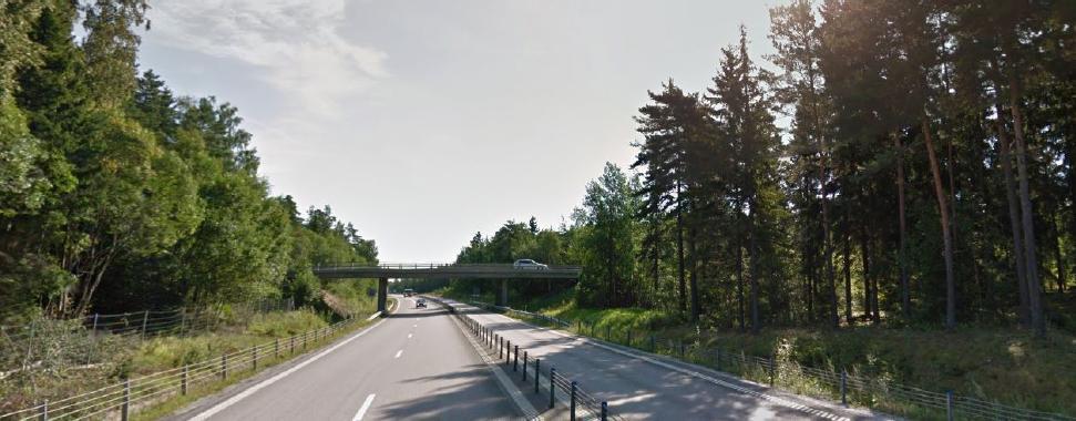 Källa: Google Belysning LED-belysning föreslås vid brofundamenten. Ett släpljus i varm ton gör att bron blir ett blickfång och hållpunkt på sträckan Köping-Västerås.