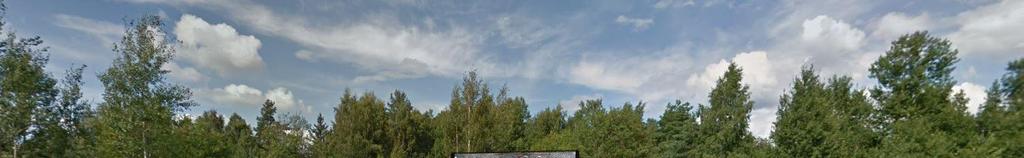 Ett bullerplank skyddar hällristningen från föroreningar.