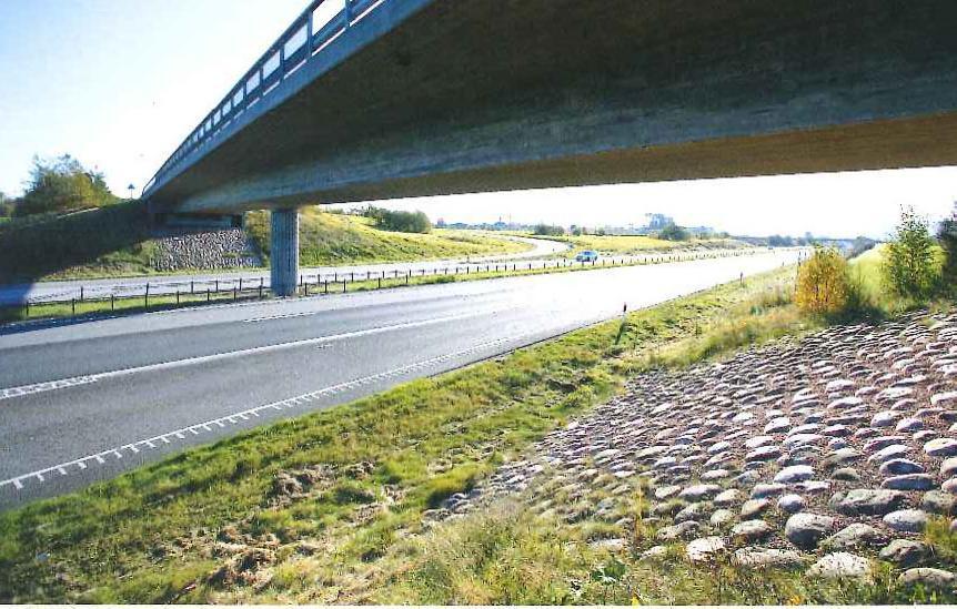 Rörbroarna målas i ljus kulör invändigt. Broarna utformas i samklang med befintlig utformning. Omsorg om landfästenas möte med omgivande mark beaktas.