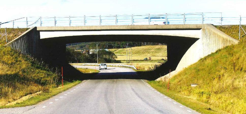 För ett enhetligt uttryck anläggs en likadan stensättning, även på den södra sidan. Broarnas landfästen är tillbakaskjutna för att skapa så god sikt som möjligt.
