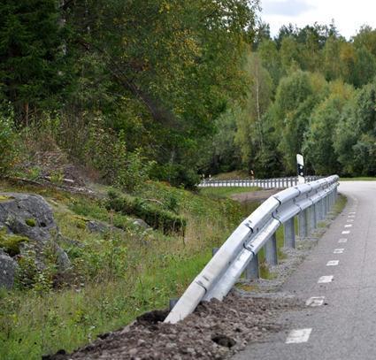 Placering av skyltar ska utföras med stor omsorg utifrån platsens förutsättningar och får inte förta upplevelsen av landskapet.