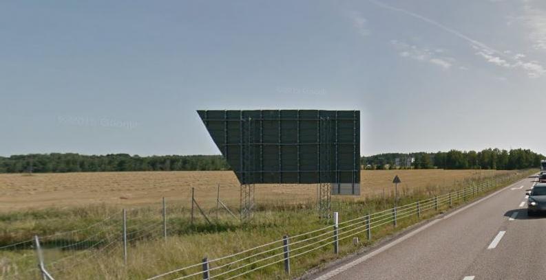 Skyltar placeras på ett sådant sätt att de inte skymmer utblickar från väg eller på annat sätt innebär störningar i omgivningen.