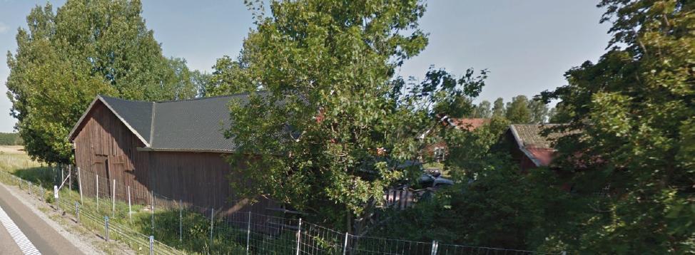På båda sidor om vägen i höjd med Störstafors ligger Hallstahammar respektiva Kolbäck, båda bruksorter med metall- och verkstadsindustrier.