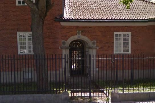 Sida 13 (14) och vårdas. Arkitekturens samlade helhetsuttryck med ingående material i bebyggelse med markbehandling, träd och omgärdande murar ska vårdas.