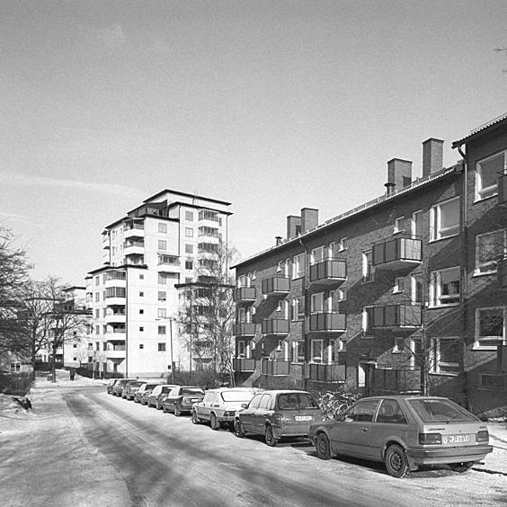 Det blev ett av de sista områdena som byggdes som smalhus innan den nya tekniken med färdiga moduler i betong började användas.