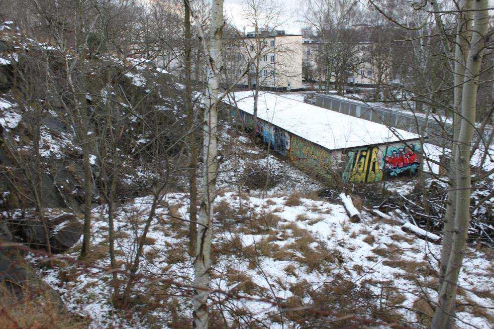 Området sluttar mot sydväst och ligger 17-33 meter över havet (höjdsystem RH2000).