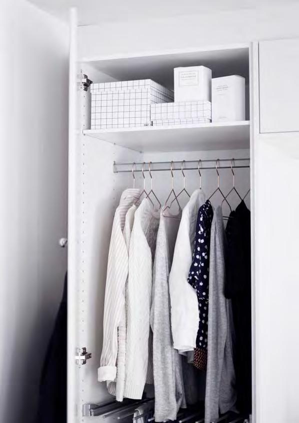 LEVERANTÖR: VEDUM EXTRA GARDEROB LUCKA MAJA Mått: (HxBxD) 2250x600x580 mm Med en hylla och klädstång Beslag ingår Vit F20 NCS S 0500-N Pris: 4 000:- ANNAN LUCKA