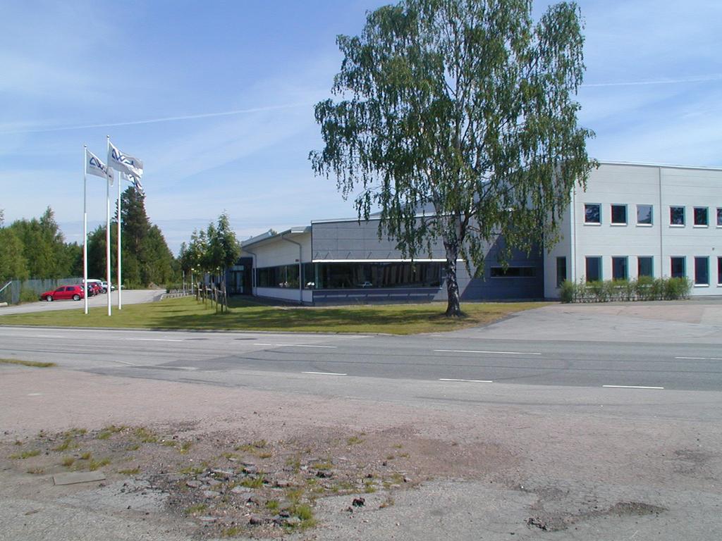 Åt Fabriksgatan ligger nya kontorslokaler. Enligt ett avtal med kommunen disponeras en del av Fabriksgatan för uppställning av personbilar. Gatan är i den delen en återvändsgränd utan förbifart.