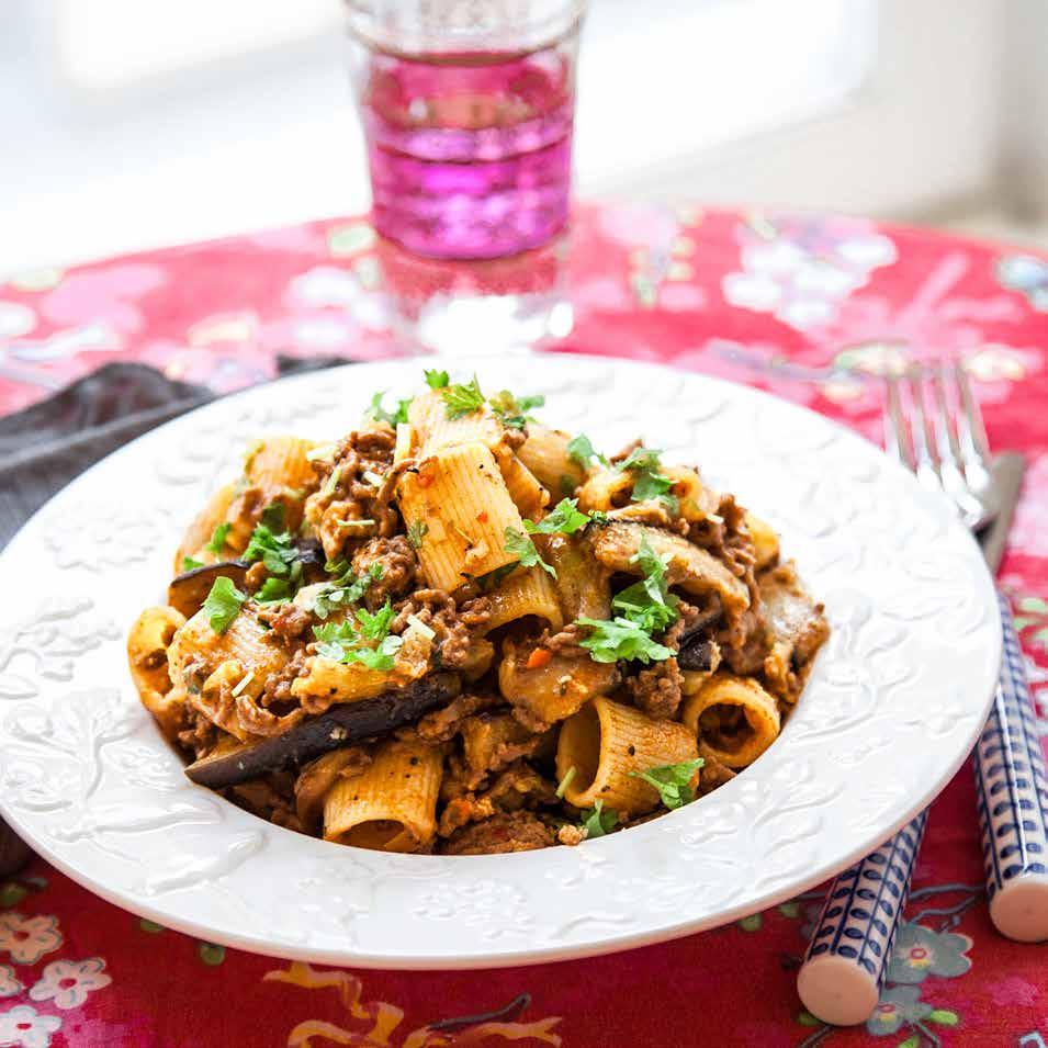 PASTA MED NÖTFÄRSRAGU och vitlöksstekt aubergine Ca 30 min Ragu ¼ rödlök ½ vitlöksklyfta 1 krm chiliflakes* 250 gram tinad nötfärs ½ msk fryst basilika 1 msk tomatpuré* ½ tärning/msk