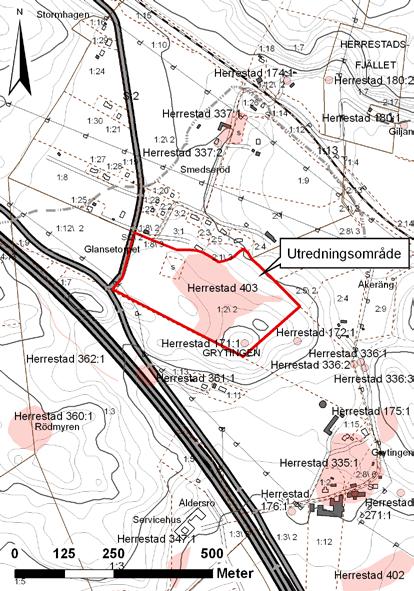 Rösen och boplats mellan berg och våtmark 9 Figur 5. Utsnitt ur GSD-Fastighetskartan, blad 8B 5d, med översikt över undersökningsområdet samt närliggande fornlämningar markerade. Skala 1:10 000.