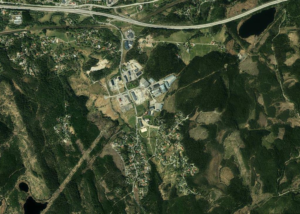 1 (18) 1 Sammanfattning Befintliga berg- och blockslänter bedöms vara tillfredsställande stabila. Vid den höga bergsbranten i öster: undvik markarbeten närmare än 10 m från bergssidan.