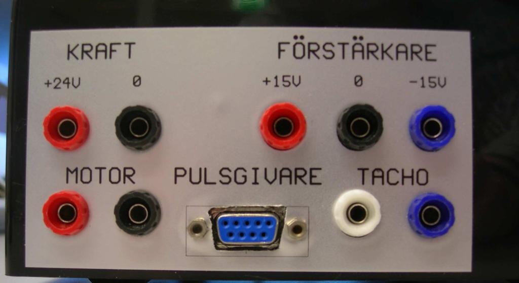 Förstärkarenhetens gränssnitt för signalerna från motorn framgår av följande bild: Förstärkarenheten innehåller OP-förstärkare och kräver därför ±15 V in.