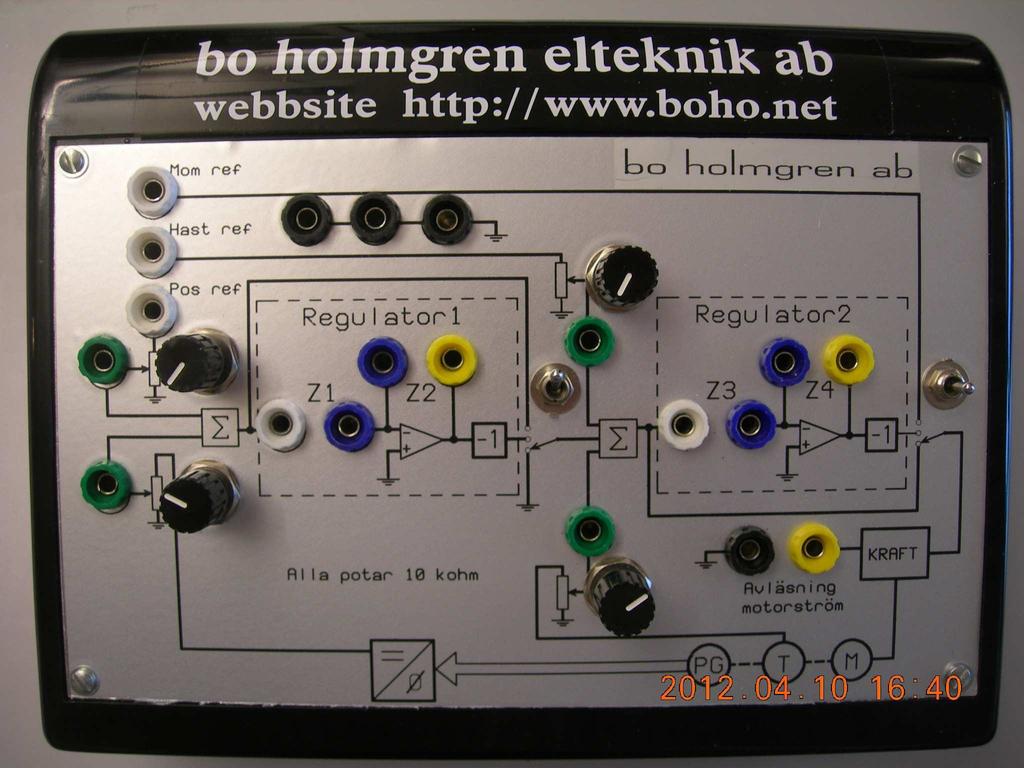 Styrsignalen från datorns gränssnitt kopplas från analog-ut-0 till förstärkardosans ingång märkt Mom ref.