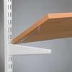 HYLLSYSTEM Pärmhyllor Nytt enkelt sätt att montera hyllor. Montera Shelf Joiner i de förborrade hålen i hyllplanet. Lägg hyllan på konsolen med Shelf Joiner i konsolen.
