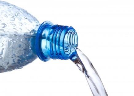 20 FAKTA OM VATTEN o Människan behöver 20-50 liter rent vatten per dag för matlagning, för att dricka och för att tvätta sig o Ca 2 liter vatten är minimimängden en vuxen person behöver dricka per