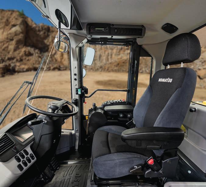 Förstklassig komfort Ökad komfort I den breda hytten, Komatsu SpaceCab, är ett luftdämpat, uppvärmt säte med fullt justerbara armstöd, själva navet i en bekväm arbetsmiljö som motverkar trötthet.
