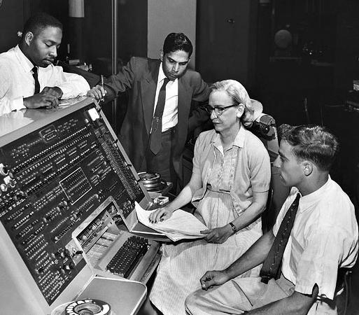 Den mekaniska eran: 1623-1945! Harvard Mark I 1939-44, -59 Med MARK I uppstod på riktigt yrket programmerare men också en otroligt viktig princip: Abstraktion.