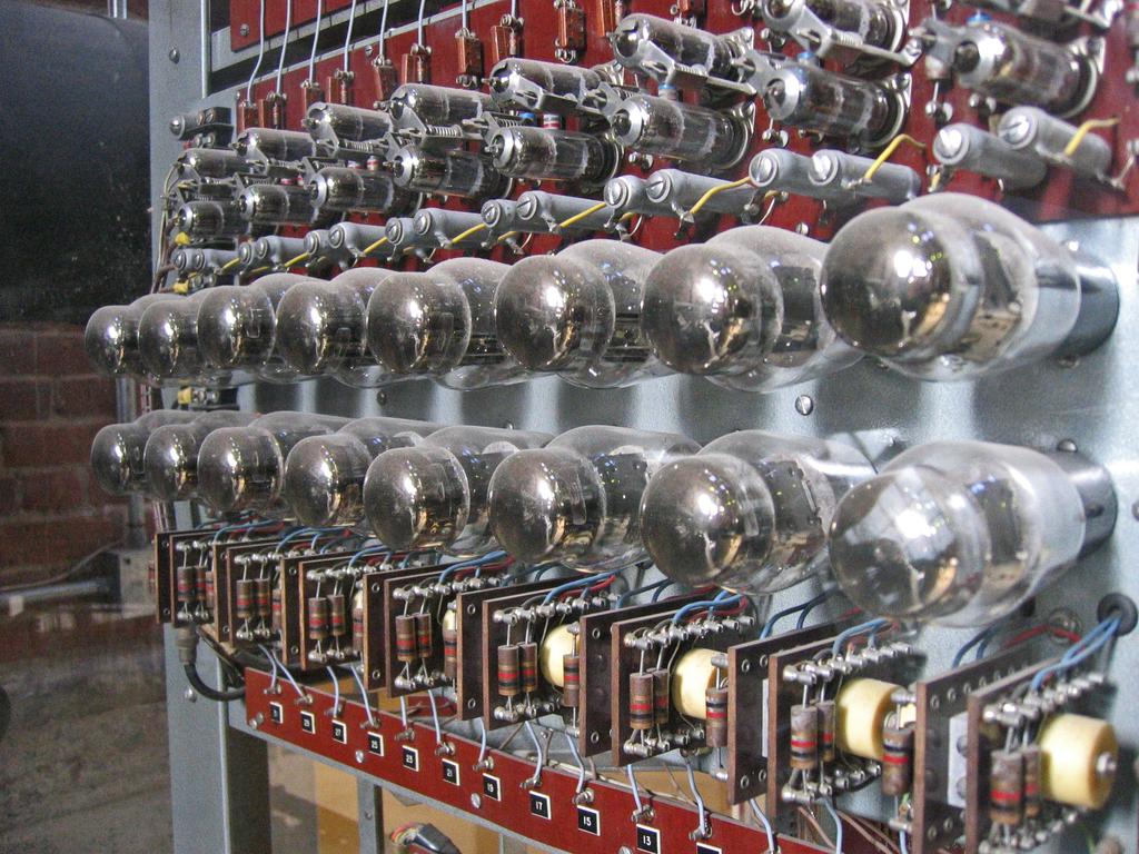 2: Allt kunde nu byggas av rör Minne Register Processor Aritmetik