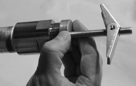 Gummipluggen, basplattan, låsbrickan och muttern träs över verktyget, vilket visas i följande steg. 2.