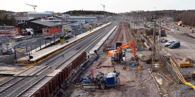 12 Byggskedet - påverkan och åtgärder Byggande av järnväg, se figur 12.1, innebär omfattande arbete med schakt, bergsprängning, bro- och tunnelbyggnad, pålning, krossning, transporter med mera.