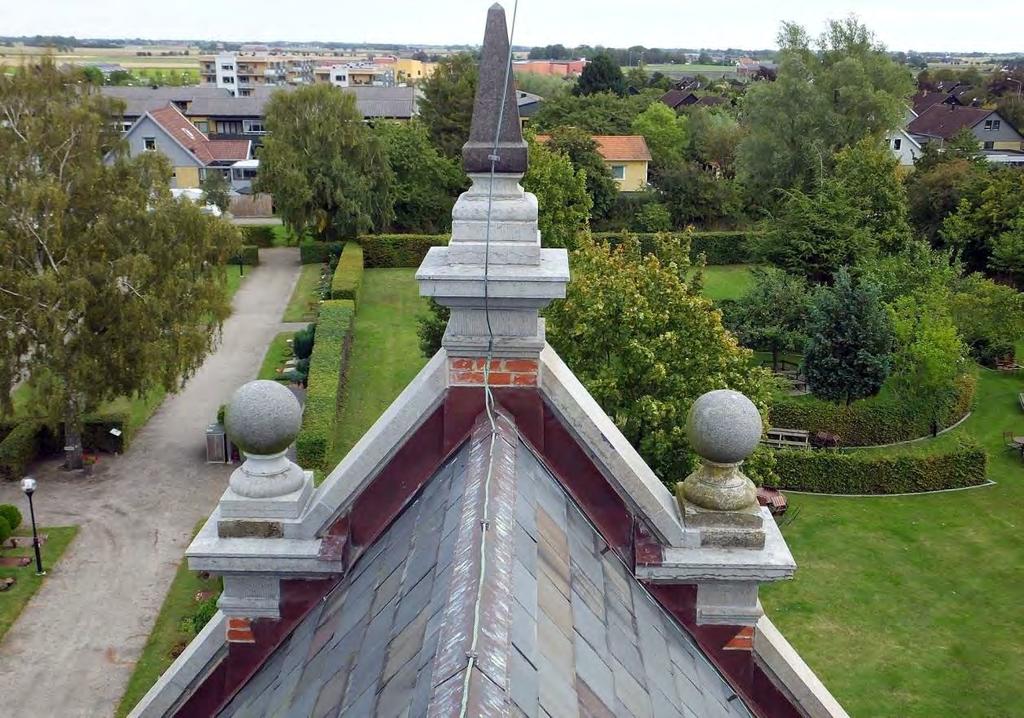 Korets östra gavel sedd från långhustaket under renovering.