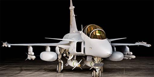 Gripen Demo Gripen Demo innehöll även en utökad mängd inre bränsle för att möjliggöra längre räckvidd. Det nya bränsleutrymmet blev tillgängligt genom att huvudlandstället flyttades ut i vingroten.