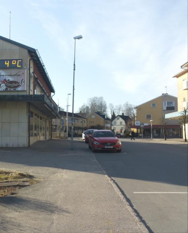 Kust- till kustbanan är en transportled för farligt gods. Parkering Utmed Storgatan finns 14 st. parkeringsplatser.