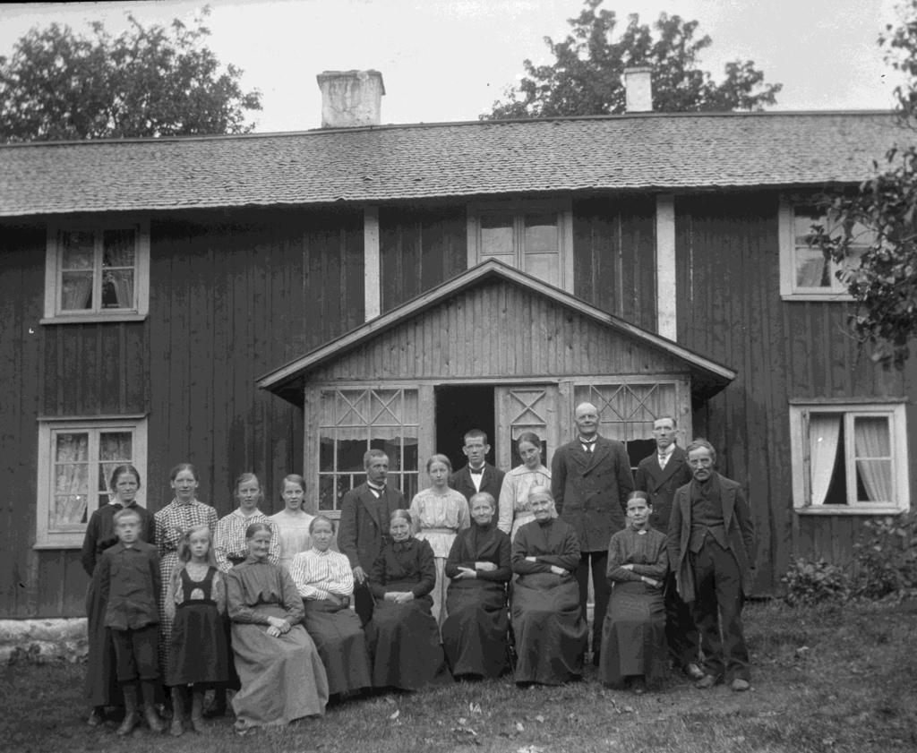 Även bilden (193) är tagen framför familjen Svenssons hus. På bilden finns också folk från granngården och från några andra gårdar.
