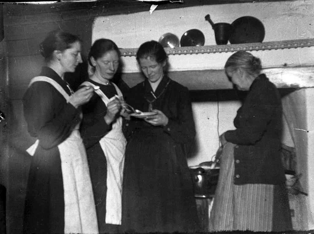 Tre systrar Svensson i Haghult, från vänster Jenny, Gertrud och Elisabeth samt till höger mor Sanna. Sanna var lärarinna i den ambulerande småskolan i Femsjö åren 1871 1897.