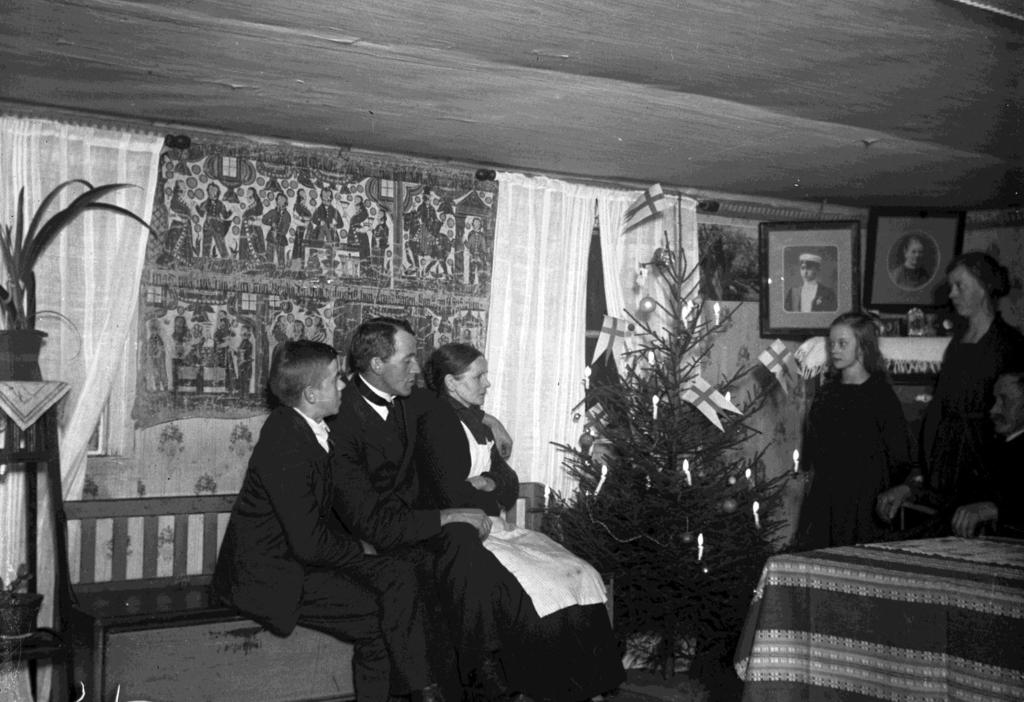Bilden (198) är intressant ur flera aspekter. Fotot på väggen av en ung man med studentmössa är brodern Gottfrid som tragiskt hade drunknat 1914.