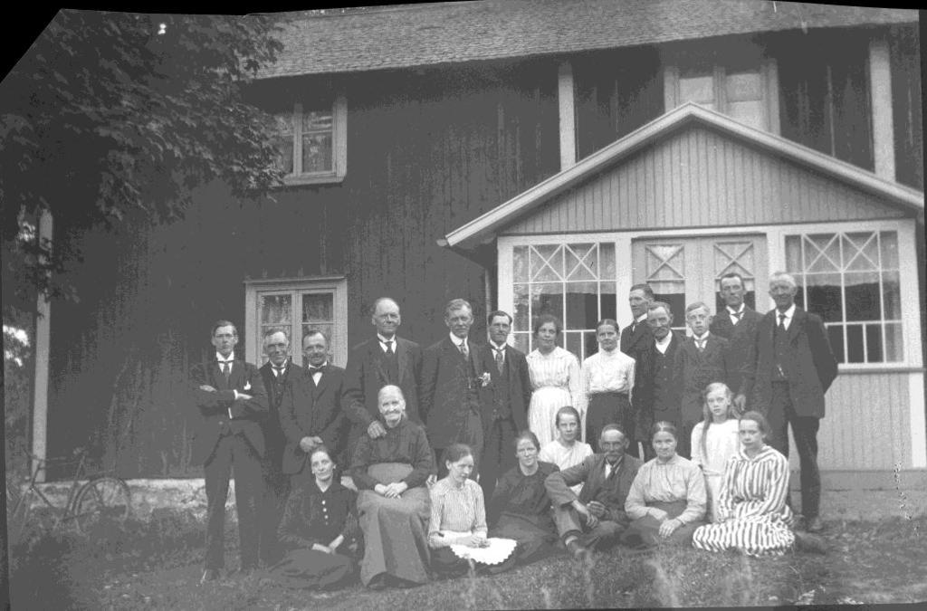 Detta är ett gruppfoto (199 C) uppenbarligen från Johan Paridons och Alfred Severins hembesök. Gårdens folk plus en del grannar finns på bilden.