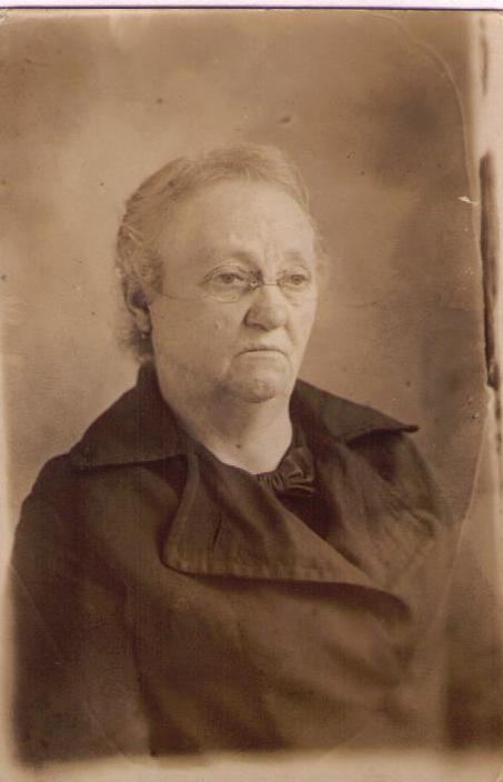 Carolina (Lina) föddes på Björnabo under Vallshult 30.3 1859. Hon flyttade till Näset 1867 tillsammans med sin far Lars Martinsson (Mattiasson), hans Lina besökte Sverige 1915.