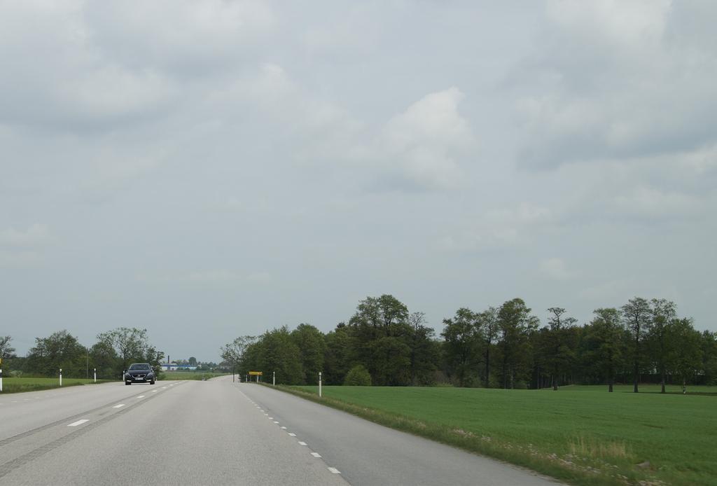 Vegetation får gärna dölja övergången mellan skärm och viltstängsel. Förutom skärm kommer även fallskyddsräcke att behövas.