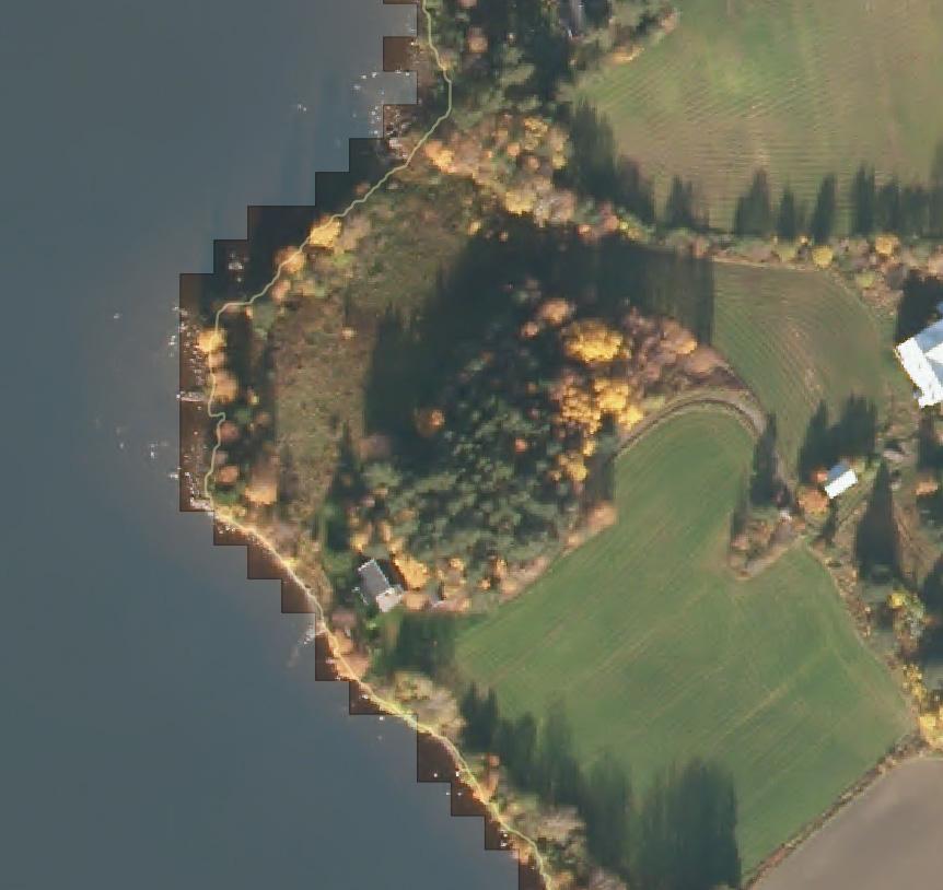 I kantzoner runt sjöarna finns spektralt innehåll från både land (vegetation, berg, hårdgjorda ytor) och vatten.