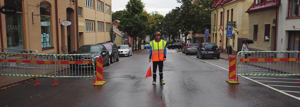 - Vegetation som ritats med mörkgrön (svartgrön) färg får inte passeras, även om det i praktiken är möjligt. Passering av sådana häckar och buskage medför diskvalifikation.