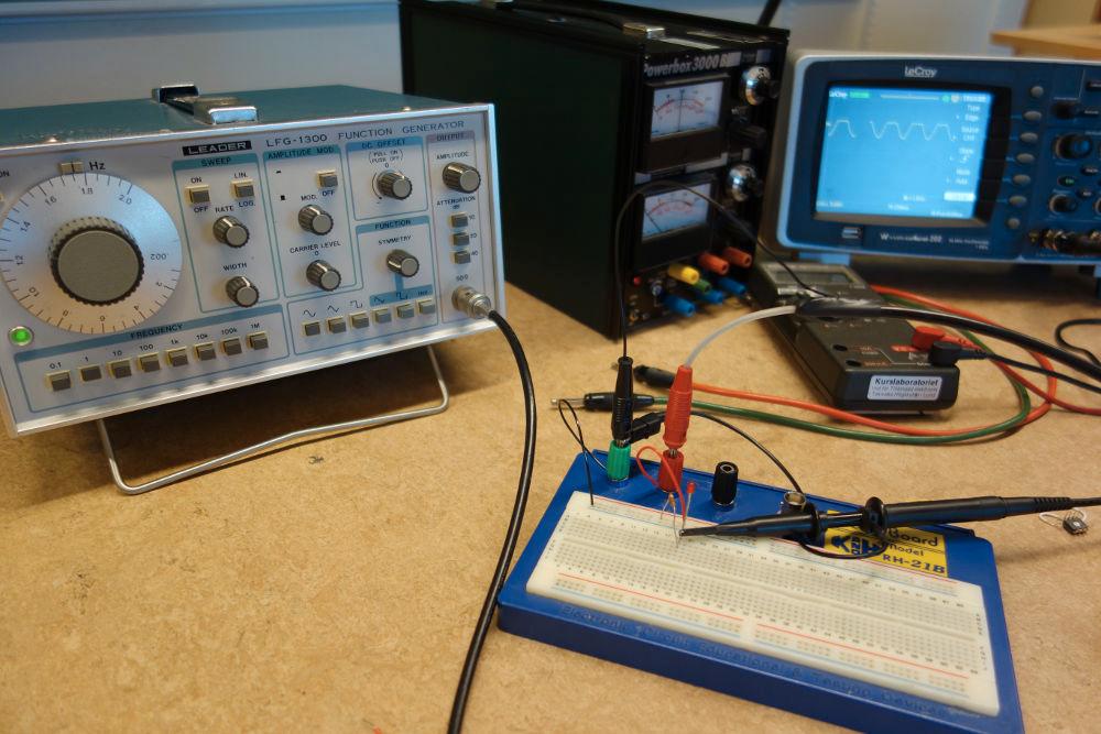 50Ω R d 4 3 Blinkande lysdiod med signalgenerator Ett annat sätt att få dioden att lysa eller inte lysa är att använda signalgeneratorn enligt nedan: v 0 (t) v(t) Lysdioden tänds endast då v 0 (t) >