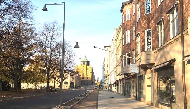 Här börjar arbetet bli klart. En ny gång- och cykelbana har växt fram liksom en yta mot husfasaderna där det finns gott om plats för exempelvis uteserveringar.