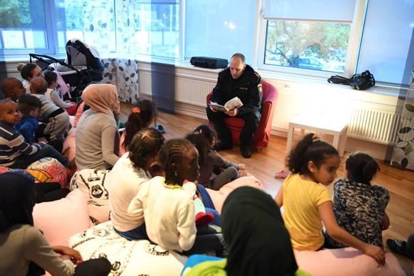 Genomfört föreläsningsserie med blåljus - personal. Först ut var Polisen Måns som kom och läste saga för barnen om Halvan Eriksson; Nya polisbilen.