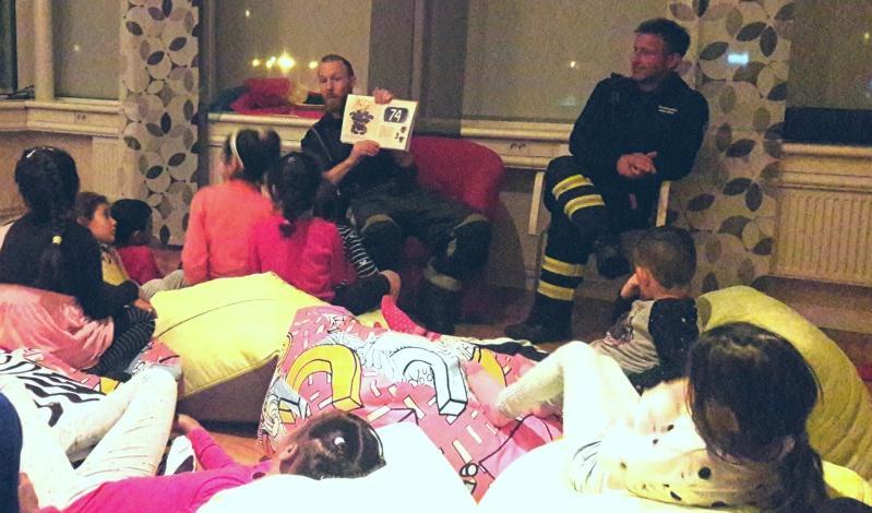 Barnen kom rusande och frågade om poliserna skulle läsa sagor för dem. Nästa sagostund blev med brandkåren. Boken Här kommer brandbilen med Halvan Eriksson var kvällens bok.